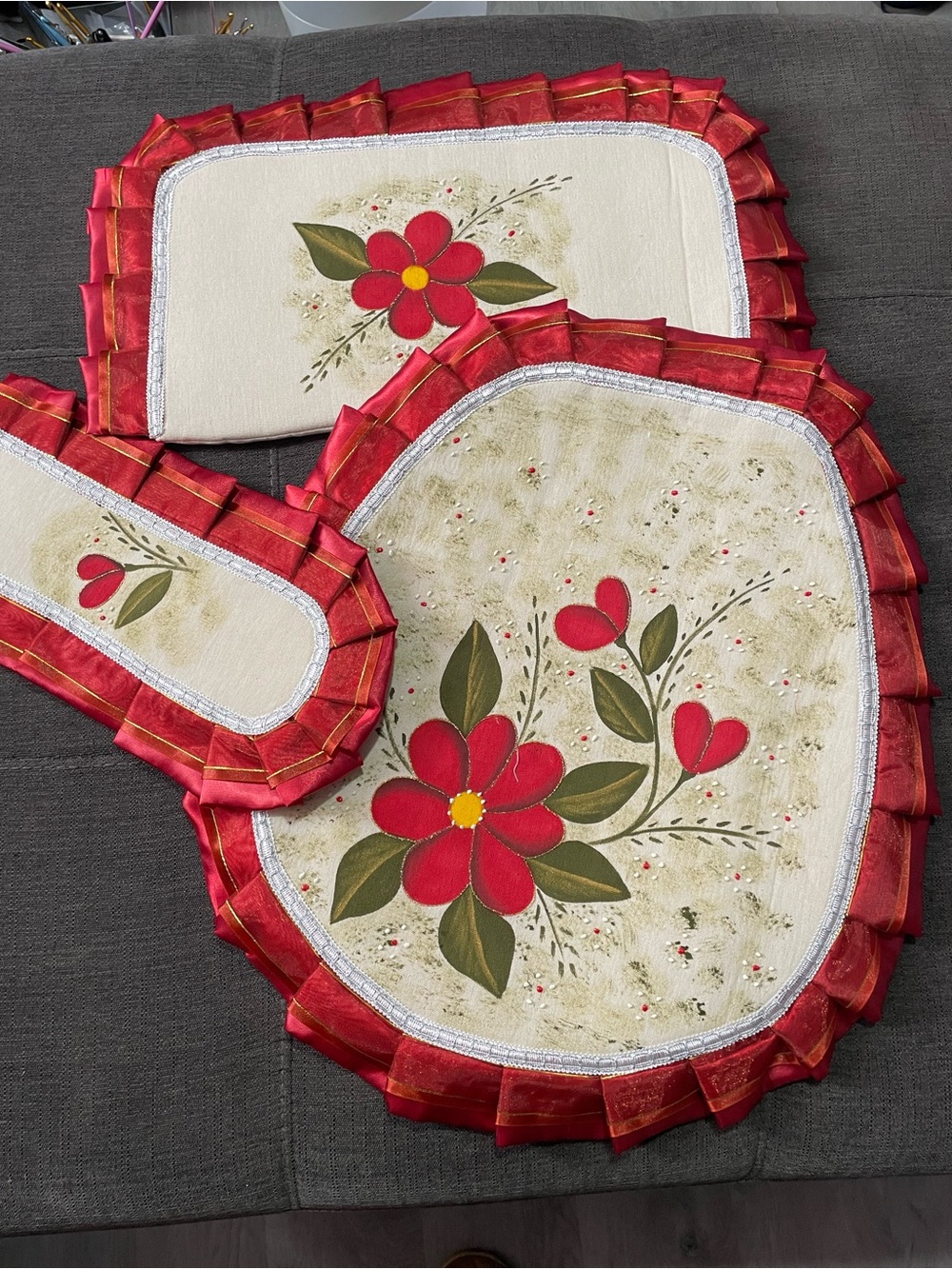 Red Floral Decorative Home Kitchen Placemat Set with Ruffled Trim